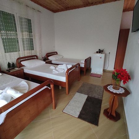 Gjirokastër Dino Guest House מראה חיצוני תמונה