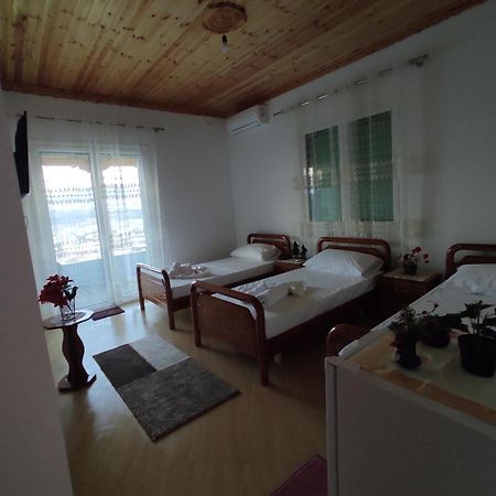 Gjirokastër Dino Guest House מראה חיצוני תמונה