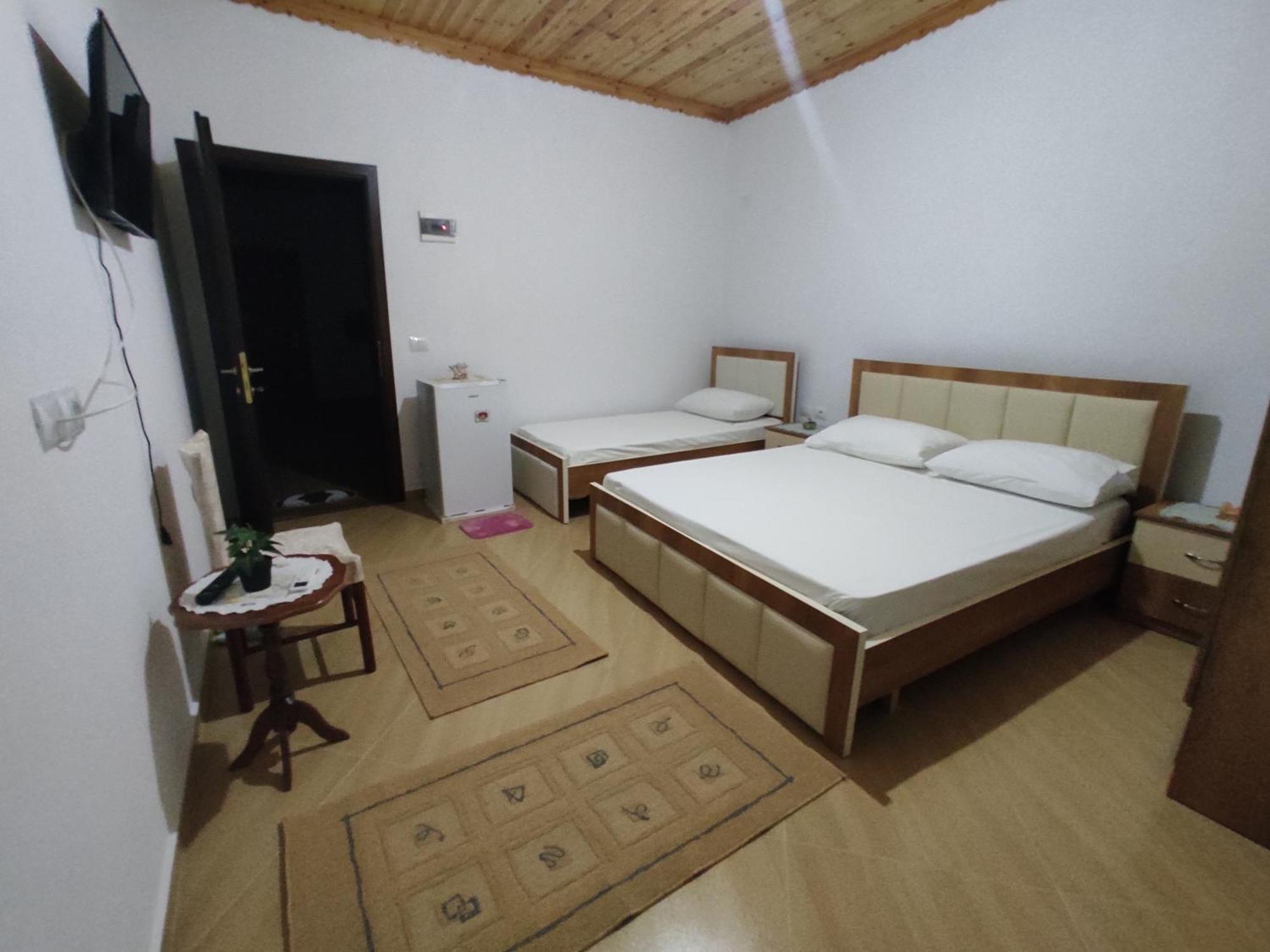 Gjirokastër Dino Guest House מראה חיצוני תמונה
