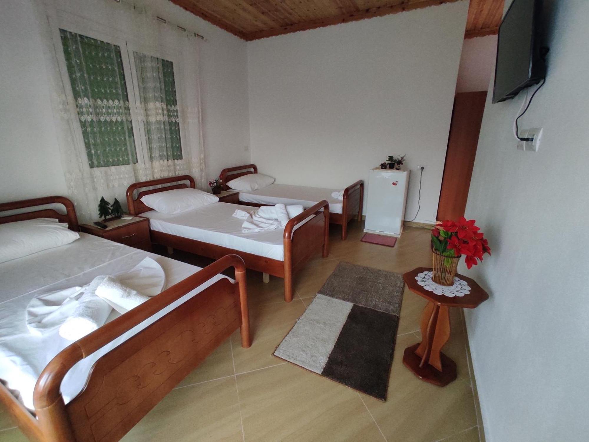 Gjirokastër Dino Guest House מראה חיצוני תמונה