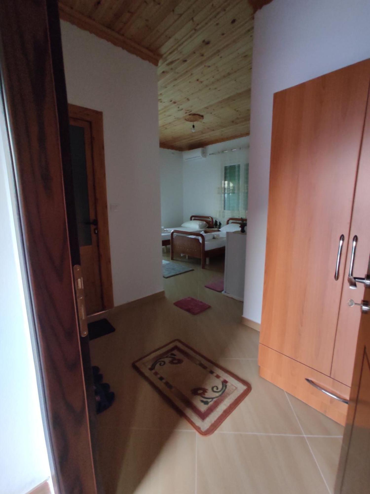 Gjirokastër Dino Guest House מראה חיצוני תמונה